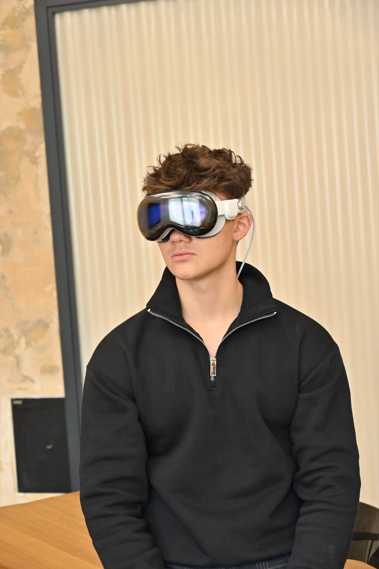 Účastník akce s nasazenými brýlemi Apple Vision Pro